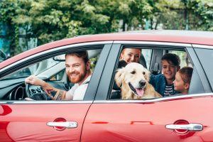 ung familj reser med bil med hund